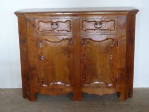 Credenza in ciliegio di stile veneziano.